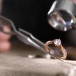 Juwelier untersucht Diamantring in Werkstatt