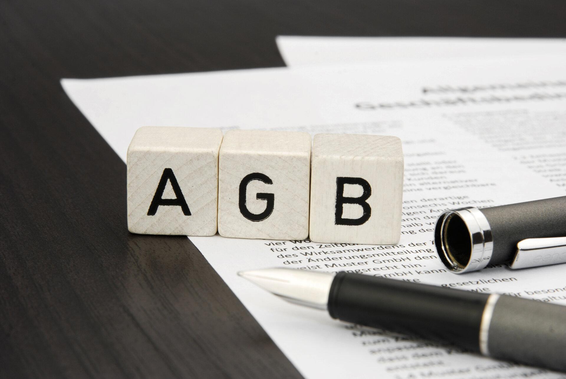 AGB, Allgemeine Geschäftsbedingungen mit Dokument und Füller auf Schreibtisch