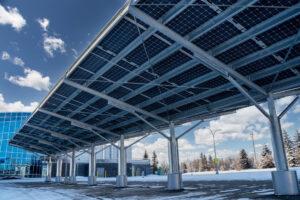 Ein moderner Solar Carport für öffentliche Parkplätze, mit Solarmodulen ausgestattet, die erneuerbare Energie erzeugen.