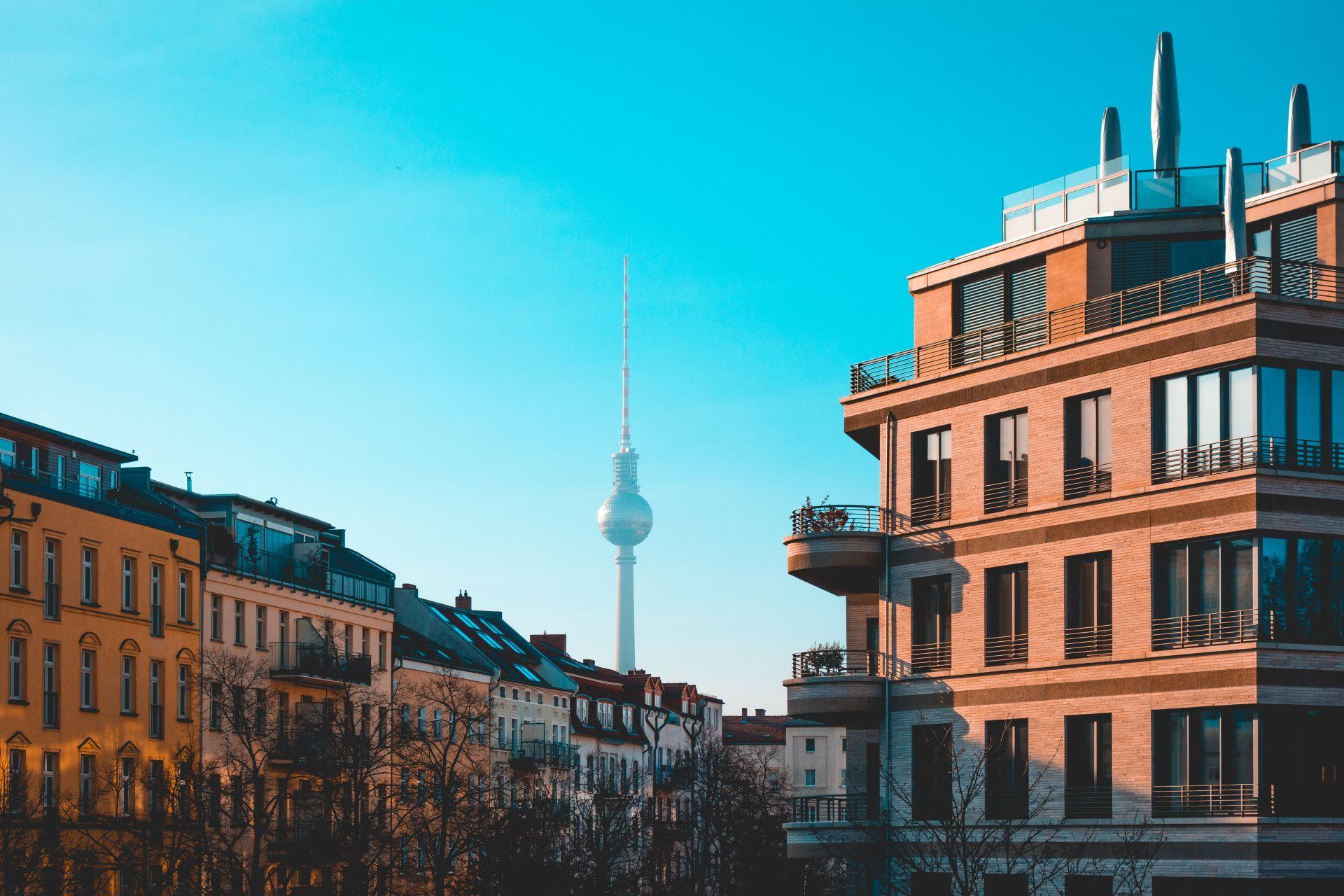 Fernsehturm in Berlin zwischen Wohnhäusern